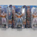 3枚の台紙を並べた正面。左と右の紫のラメの人形2個が本商品です。