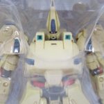 窓越しに本体の胸から上を撮影しています。