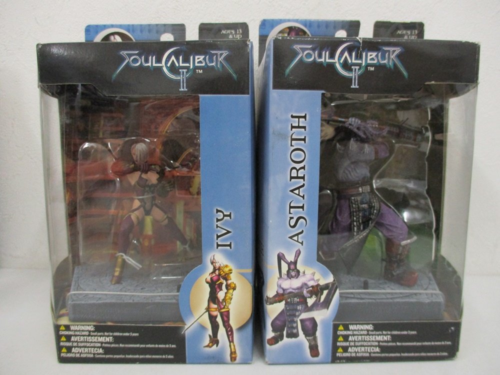 2つの箱の正面。右の ASTAROTH の箱に斧を持つ大柄な戦士が見えます。