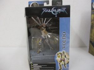 外箱の正面。刃の付いた腕を広げる VOLDO の姿が見えます。
