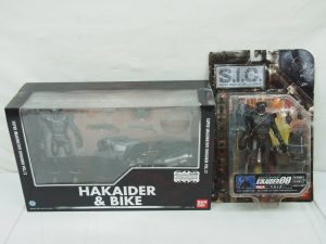ハカイダー&バイクの外箱と、同じ出品にあったVOL.4のブリスターを並べた正面。