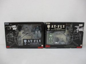 同じ出品の2箱を並べた正面。右の箱に AT-FLY and SCOPEDOG の印字があります。