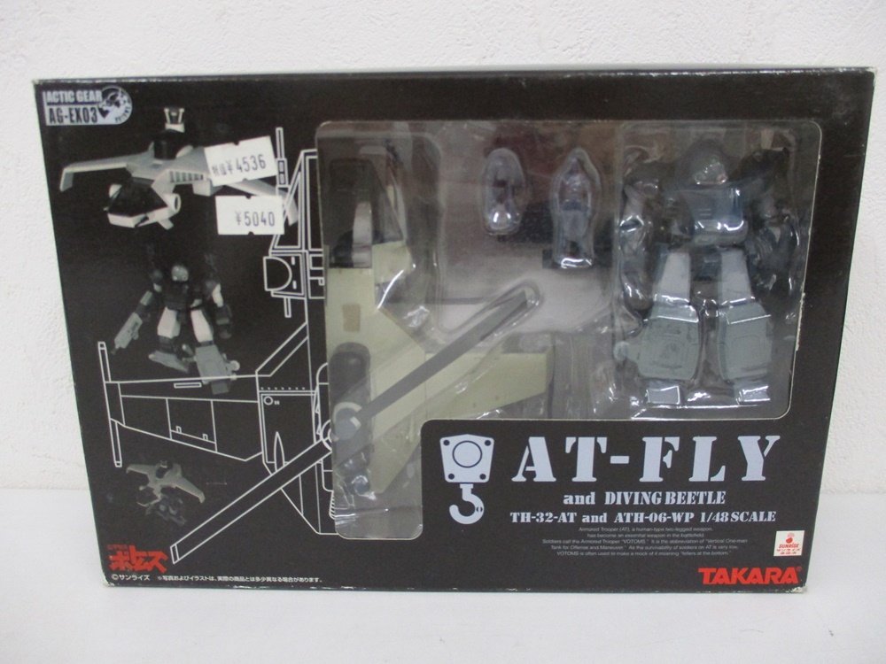 外箱正面。窓越しに本体が見え、AG-EX03 と AT-FLY and DIVING BEETLE、1/48 SCALE の印字があります。値札シールが貼られています。