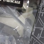 窓越しに撮影した AT-FLY の機体。箱に 1/48 SCALE の印字があります。