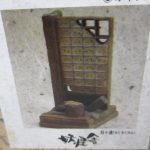 外箱正面の拡大。障子にたくさんの目が並ぶ姿の写真があります。