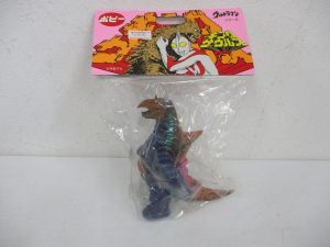 ポピー キングザウルス 復刻版 バキシムのソフビ。ヘッダー付きの袋に入っています。