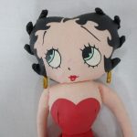 赤いドレスの人形の顔の拡大。