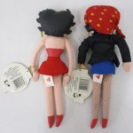 2体の背面と、それぞれに付いた紙のタグの裏。