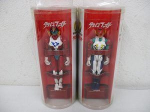 同じ出品にあった2点の筒型パッケージを並べた正面。左が本商品です。