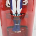 パッケージ越しに本体の下半身を撮影。台座に VOLTER と TAKARA の印字があります。