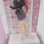 箱越しに撮影した本体の全身。黒いワンピースと白いブーツの造形です。