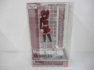 外箱の正面。LUNAMARIA HAWKE と 10 VOICES の印字があります。