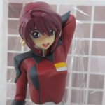 箱越しに撮影した本体の上半身。赤い制服と短い髪の造形です。