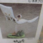 外箱正面の拡大。白い布が宙を舞う姿の写真があります。