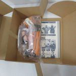 箱を開いた状態。袋入りのパーツとチラシが入っています。