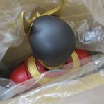頭部を後ろから撮影しています。