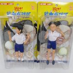 2枚の台紙を並べた正面。左のとがった前髪の人形が本商品の 井沢 です。