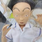 人形の顔の拡大。細い眉と中分けの髪の造形です。