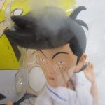 人形の顔の拡大。とがった前髪とそばかすの造形です。