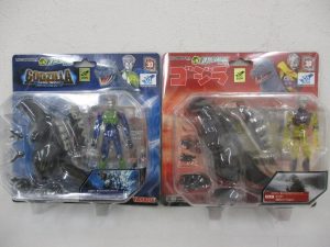 2枚の台紙を並べた正面。左の青い台紙が本商品の ファイナルウォーズバージョン です。