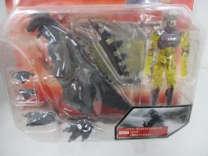 ブリスター越しに撮影した中身。黒いゴジラの着ぐるみと、黄色の透明な体の人形です。