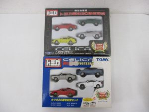 2つのセリカのセットを重ねた写真。上の黒い箱が本商品の トヨタセリカセット です。