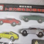 窓越しに撮影した4台。赤・緑・黄・銀のセリカです。