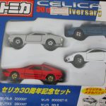 窓越しに撮影した4台。銀・青・白・赤のセリカです。