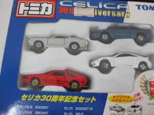 窓越しに撮影した4台。銀・青・白・赤のセリカです。