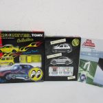 開けた箱の中身。中央に 日産マーチ パトロールカー と 日産スカイライン 捜査用パトロールカー、湾岸署の備品が並んでいます。