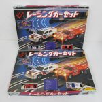 2つの外箱を並べた写真。白と赤のレーシングカーの絵と レーシングカーセット の印字があります。