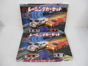 2つの外箱を並べた写真。白と赤のレーシングカーの絵と レーシングカーセット の印字があります。