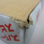 外箱の角の破れの拡大。