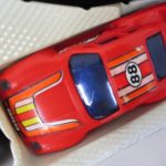 赤い車の拡大。88 のゼッケンと TURBO の文字があります。