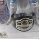 水色のタイツの足元と付属のベルトの拡大。