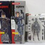 同じ出品の2箱と素体を並べた正面。左の箱に EXウェポンセット WAFFE DOLPHIN の印字があります。