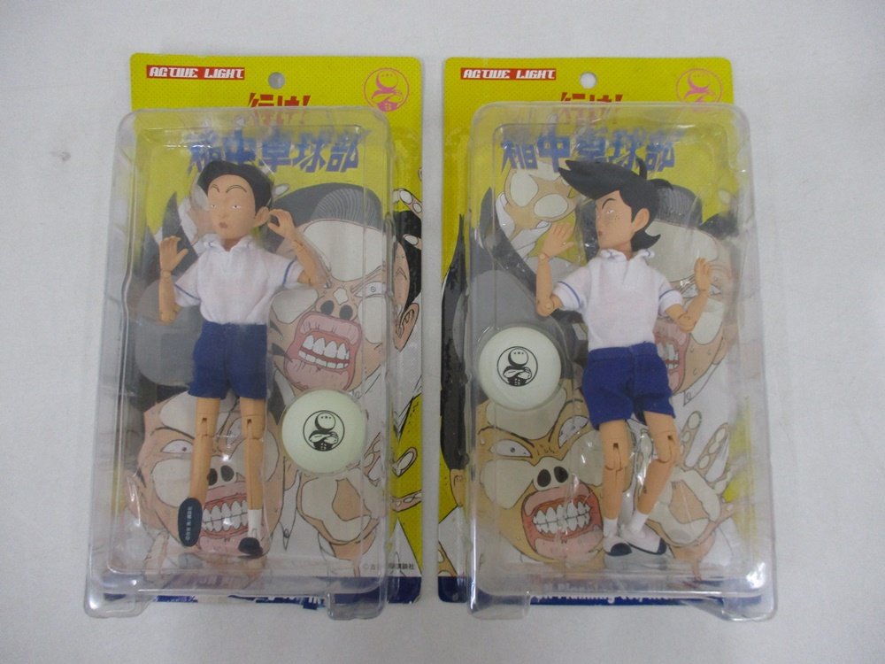 2枚の台紙を並べた正面。左の細い眉の人形が本商品の 前野 です。