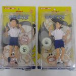 2枚の台紙を並べた正面。右のとがった前髪の人形が本商品の 井沢 です。