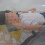人形の顔の拡大。そばかすととがった前髪の造形です。