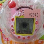 ブリスター越しに撮影したピンクの本体。値札シールが貼られています。