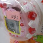 ブリスター越しに撮影したピンクの本体とビーズ。
