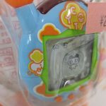 ブリスター越しに撮影した青い本体。値札シールが貼られています。