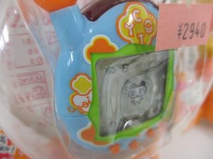 ブリスター越しに撮影した青い本体。値札シールが貼られています。