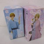 ～花かほる～ の2箱を斜めから撮影。右の箱の側面に 夏目貴志 の名前があります。