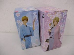 ～花かほる～ の2箱を斜めから撮影。右の箱の側面に 夏目貴志 の名前があります。