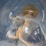 窓越しに夏目貴志とニャンコ先生のお面を撮影しています。