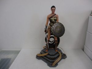 ワンダーウーマン トレーニングコスチューム 1/3スタチューの全身。盾と剣を持って台座に立っています。