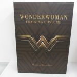 外箱の正面。WONDERWOMAN TRAINING COSTUMEのロゴが入っています。