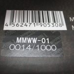 外箱のラベル。バーコードと限定1000体中の番号が印刷されています。