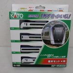外箱の正面。窓越しに4両の車両が見え、E353系「あずさ・かいじ」基本セット4両 の印字があります。